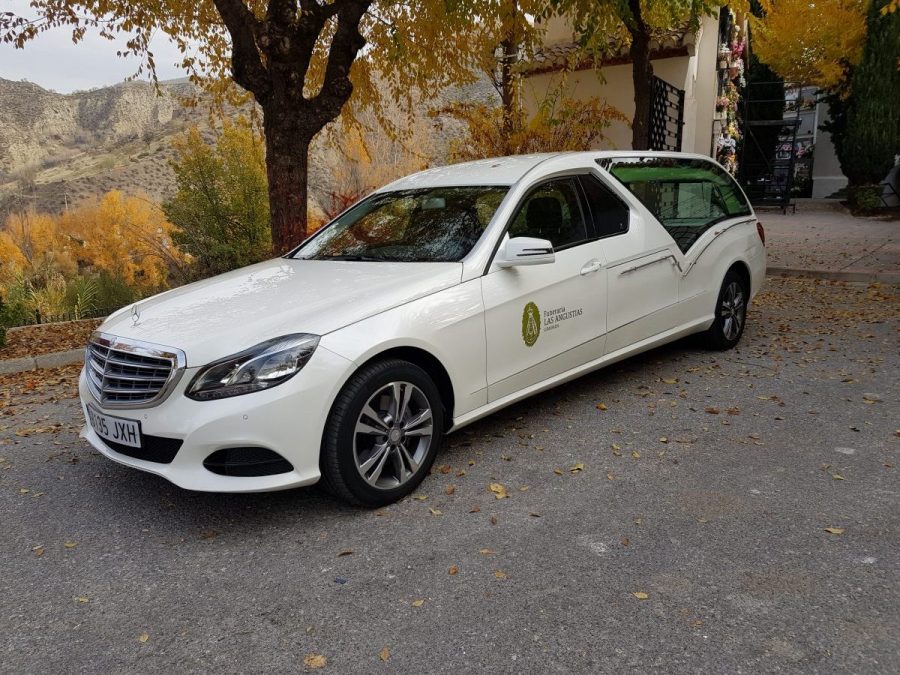 Primer coche fúnebre blanco en Granada
